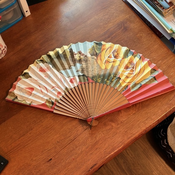 Truly exquisite wood and paper vintage fan, handmade in Spain! - Picture 2 of 16